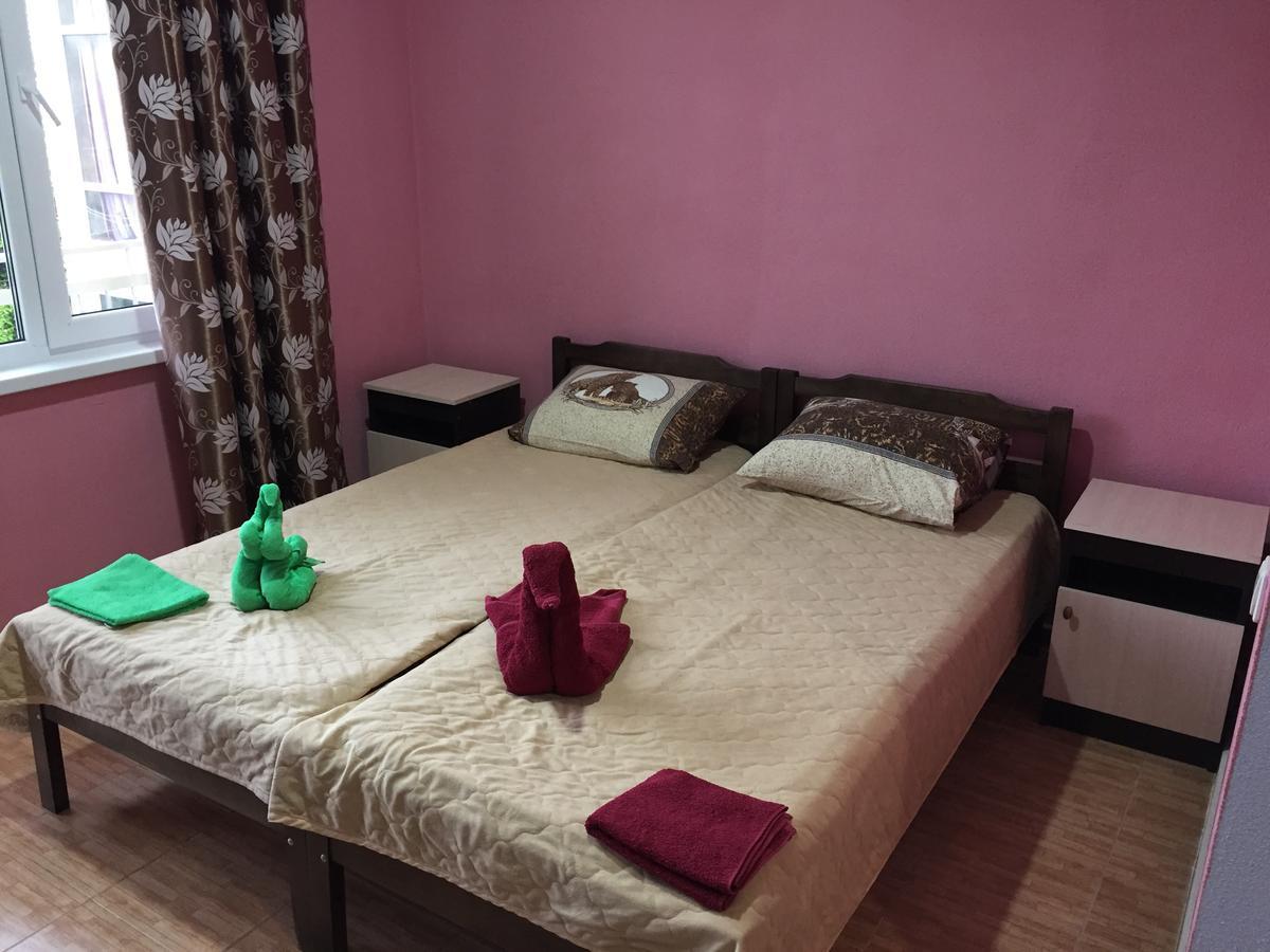 Dionisy Guest House Pizunda Bagian luar foto