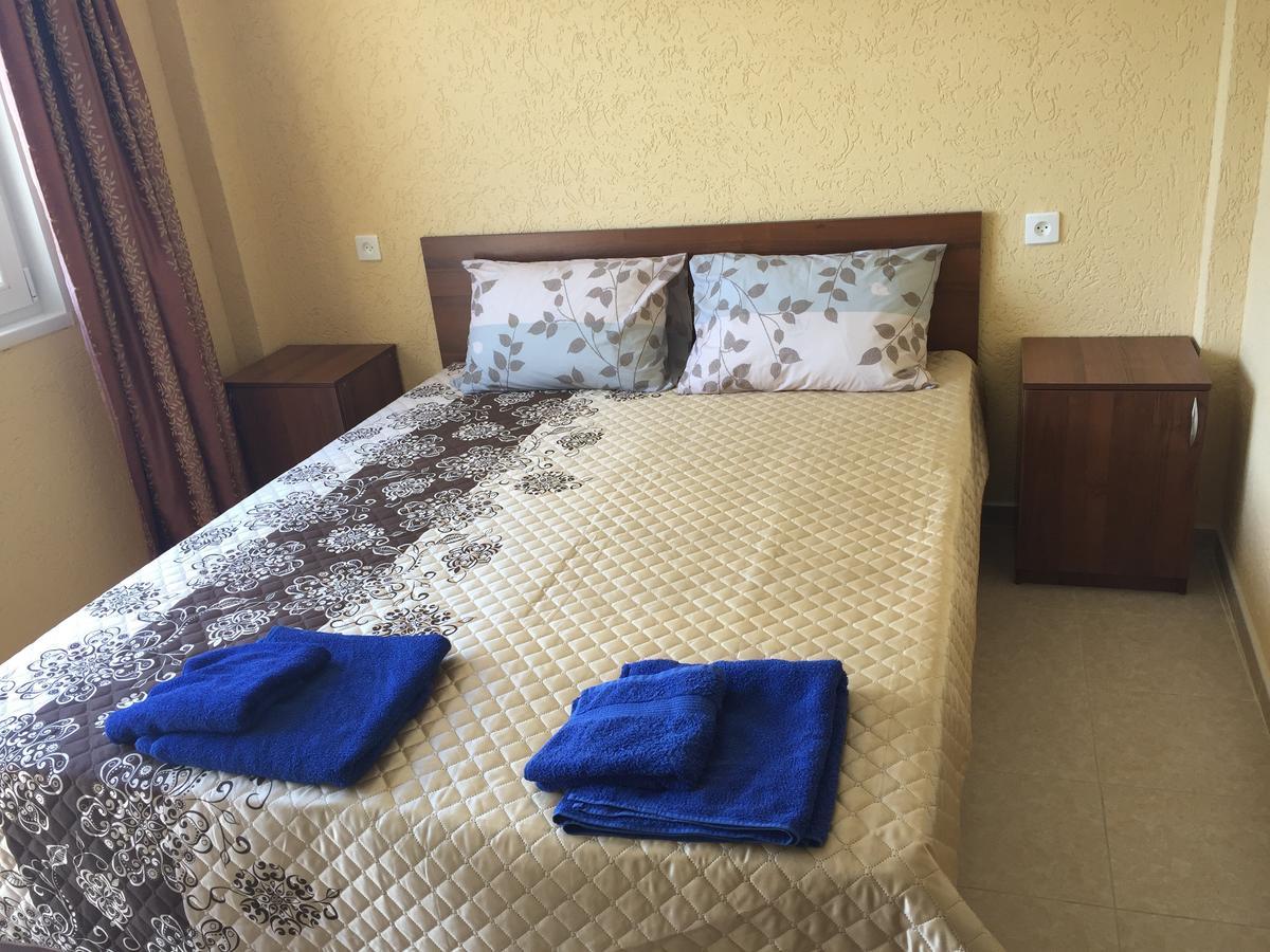Dionisy Guest House Pizunda Bagian luar foto