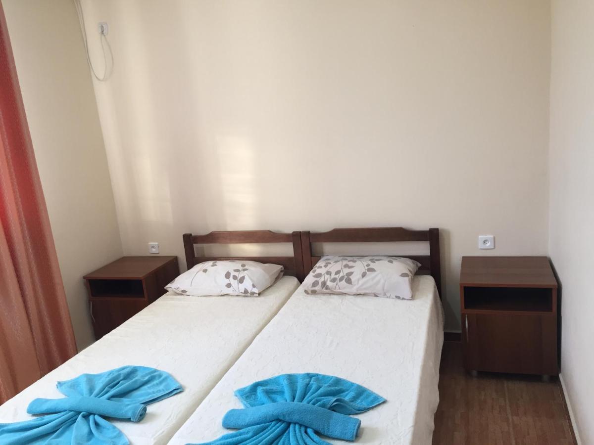 Dionisy Guest House Pizunda Bagian luar foto